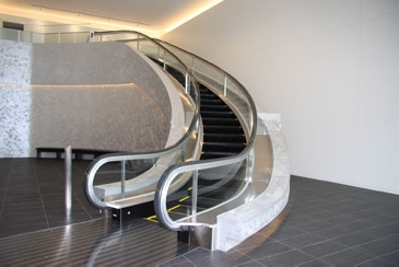 Wendelrolltreppe im Eingangsbereich des neuen Schulungszentrums
